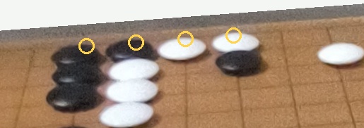 奥側の交点を拡大した写真。石と近接する4交点を黄色い輪で示している